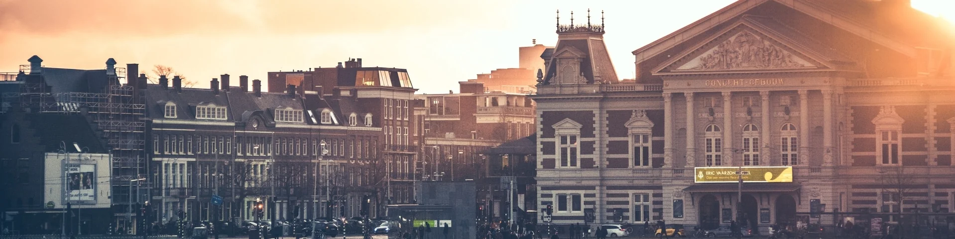 Buitenaanzicht van het Concertgebouw in Amsterdam bij zonsondergang.