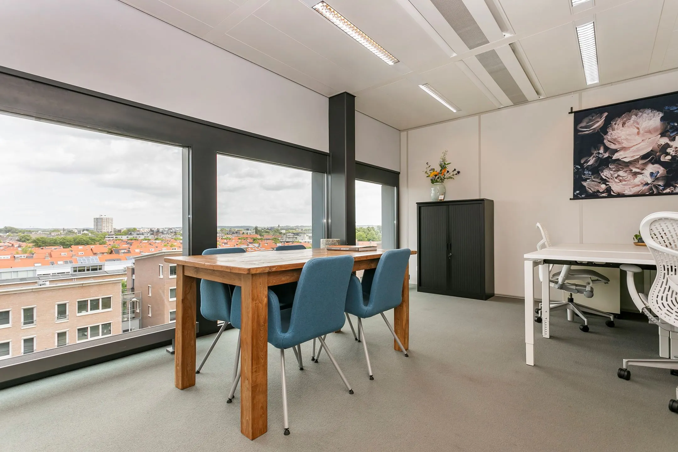 Modern kantoorinterieur aan het Wim Duisenbergplantsoen met uitzicht over de stad en strakke, functionele inrichting.