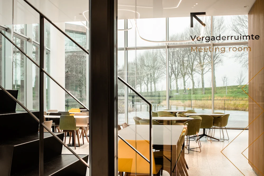 Vergaderruimte op de eerste verdieping van de Zuidtoren met moderne inrichting en uitzicht op het park.