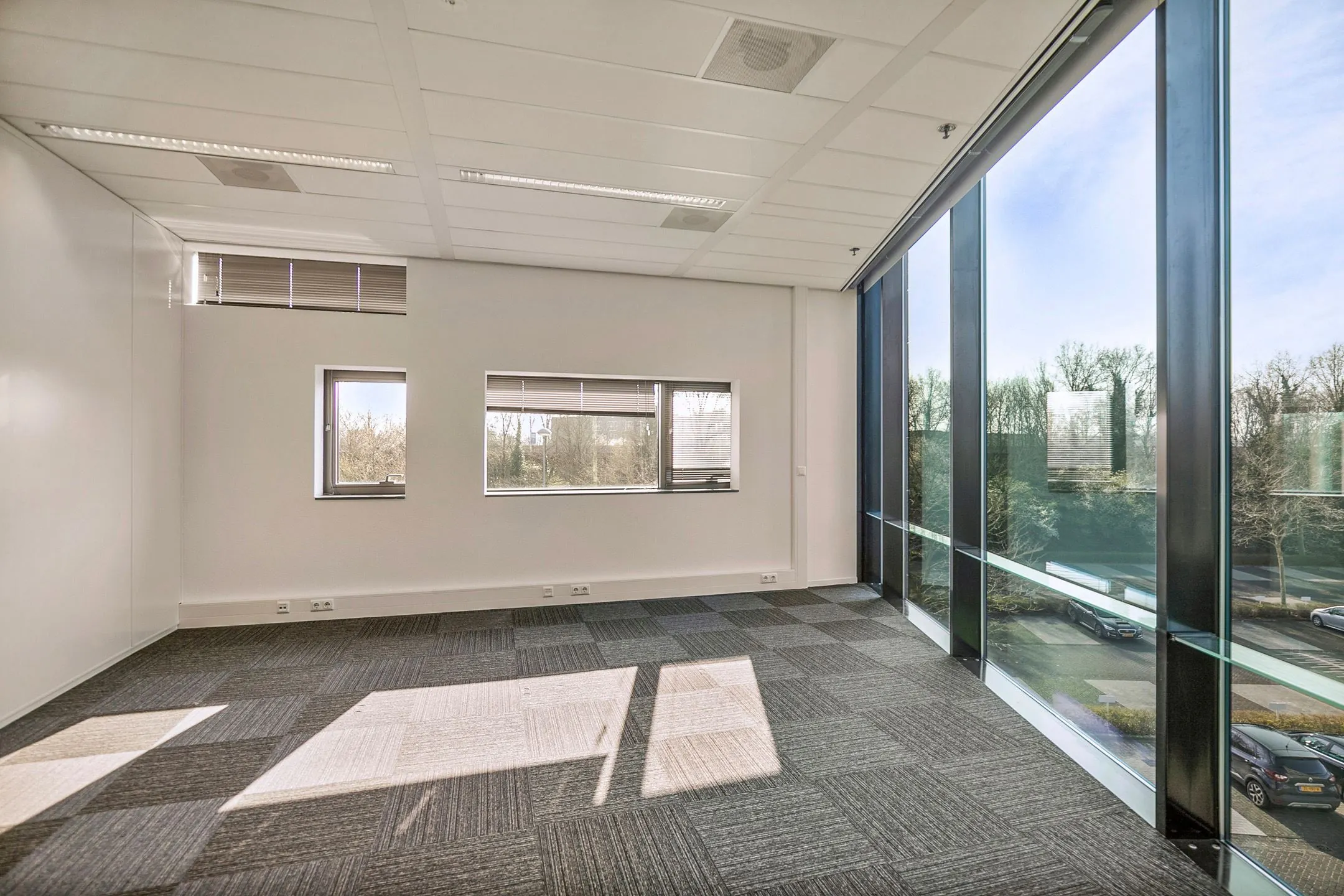 Licht en modern kantoor met grote ramen aan de Zwartewaterallee 56.