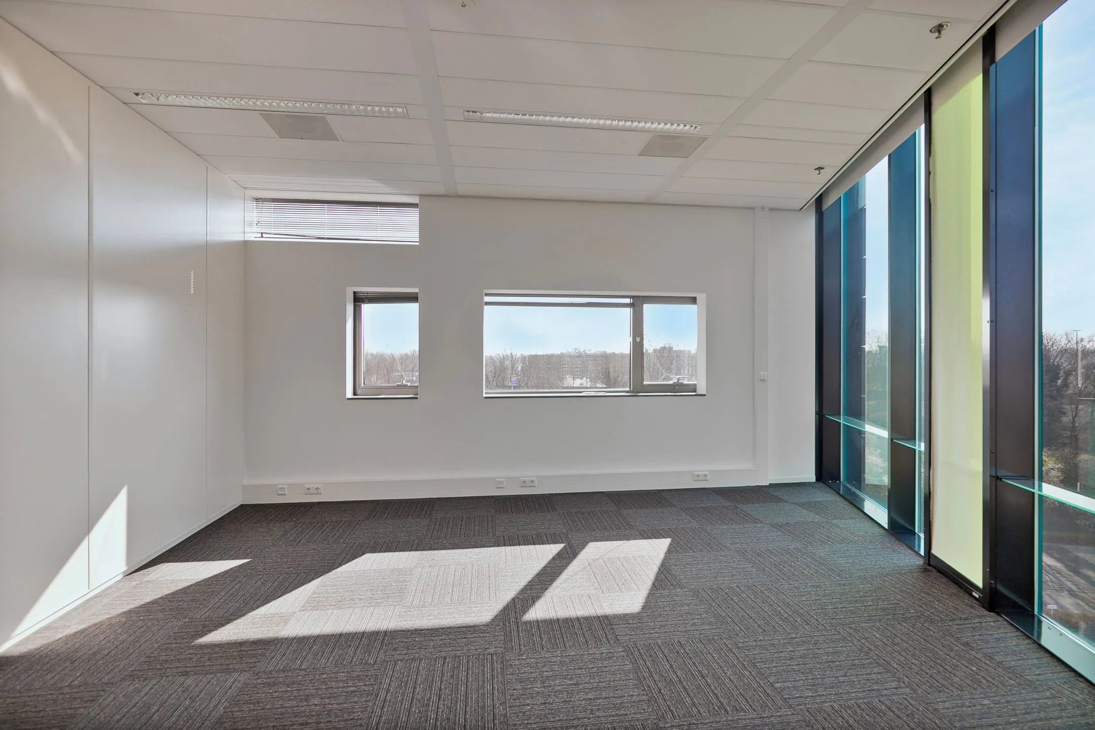 Licht en leeg kantoor met grote ramen aan de Zwartewaterallee 56.