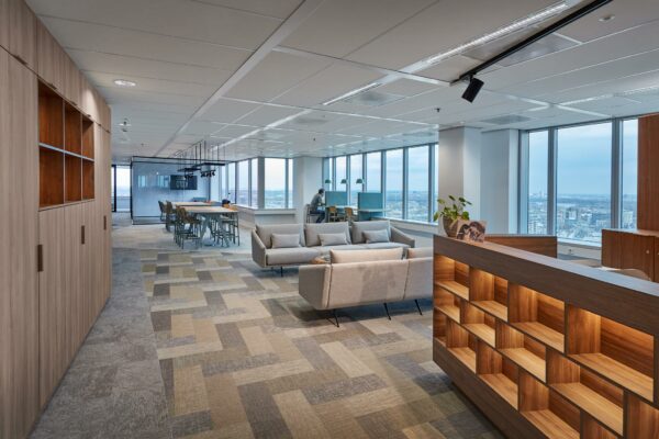 Modern kantoorinterieur in Blaak 555 met zithoeken, werkplekken en panoramisch uitzicht over de stad.