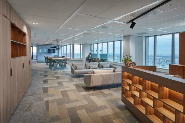 Modern kantoorinterieur in Blaak 555 met zithoeken, werkplekken en panoramisch uitzicht over de stad.