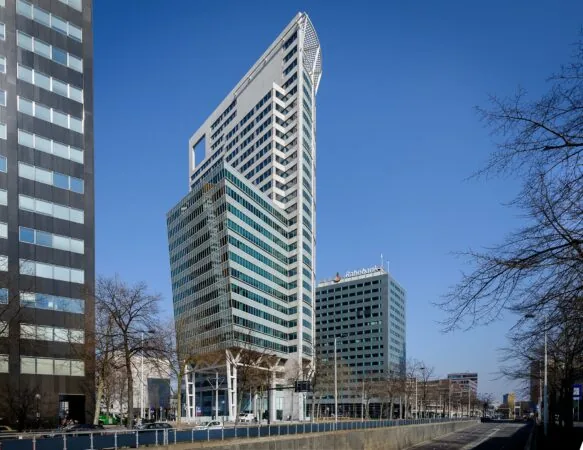 Hoog kantoorgebouw Blaak 555 in Rotterdam met een moderne gevel en opvallende puntvormige top.