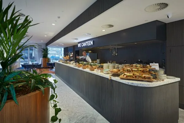 Moderne bedrijfskantine in Blaak 555 met een uitgebreid buffet en zitgelegenheid.
