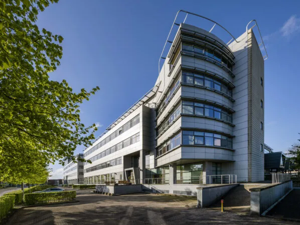 Modern kantoorgebouw aan de Boeing Avenue ontworpen door Paul Starink, gefotografeerd op een zonnige dag.