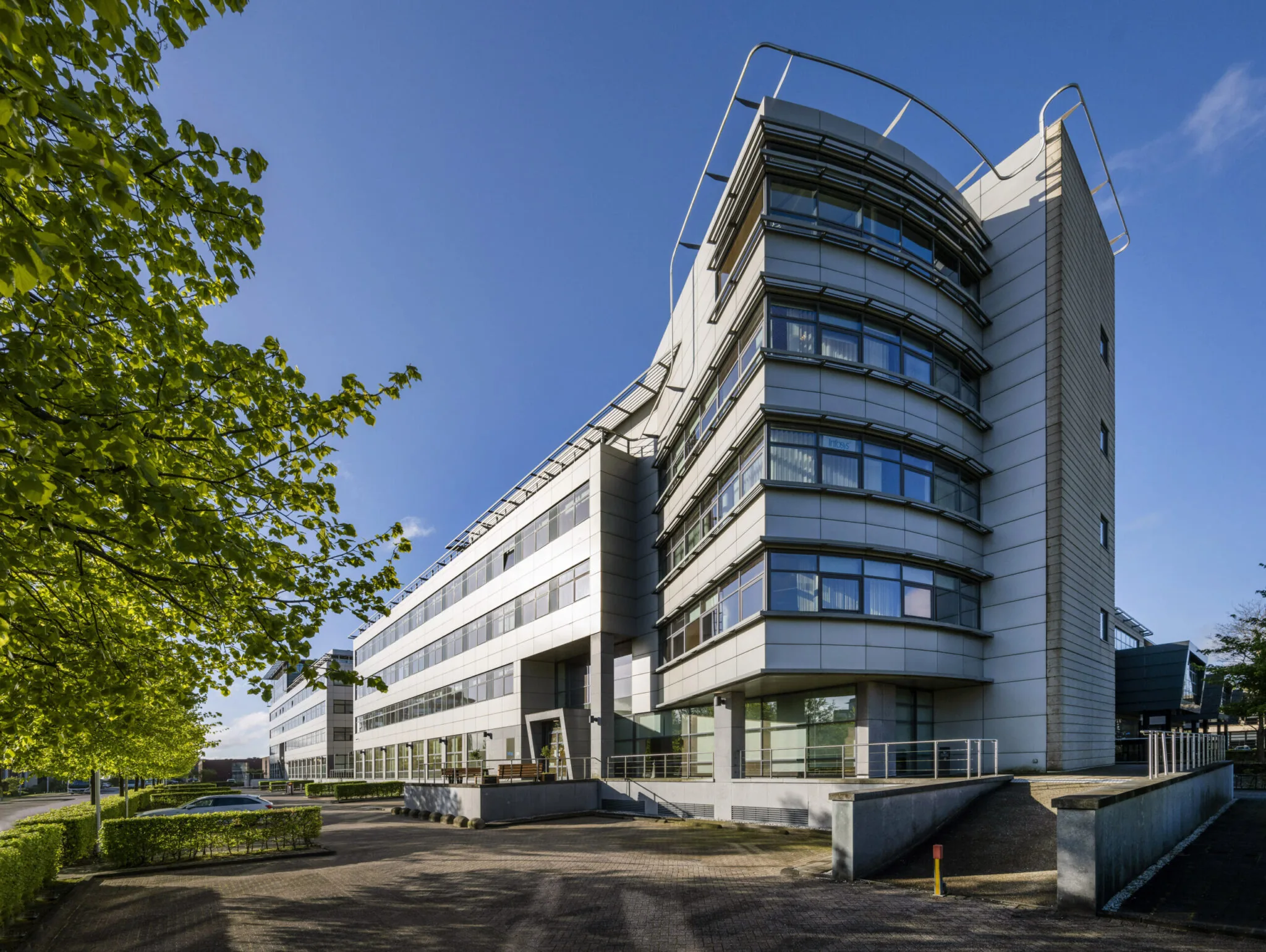 Modern kantoorgebouw aan de Boeing Avenue ontworpen door Paul Starink, gefotografeerd op een zonnige dag.