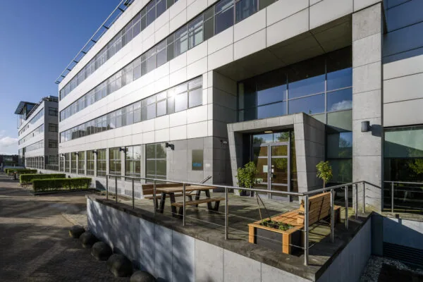 Modern kantoorgebouw aan de Boeing Avenue met gevel van glas en metaal en een entree met zitgelegenheid.