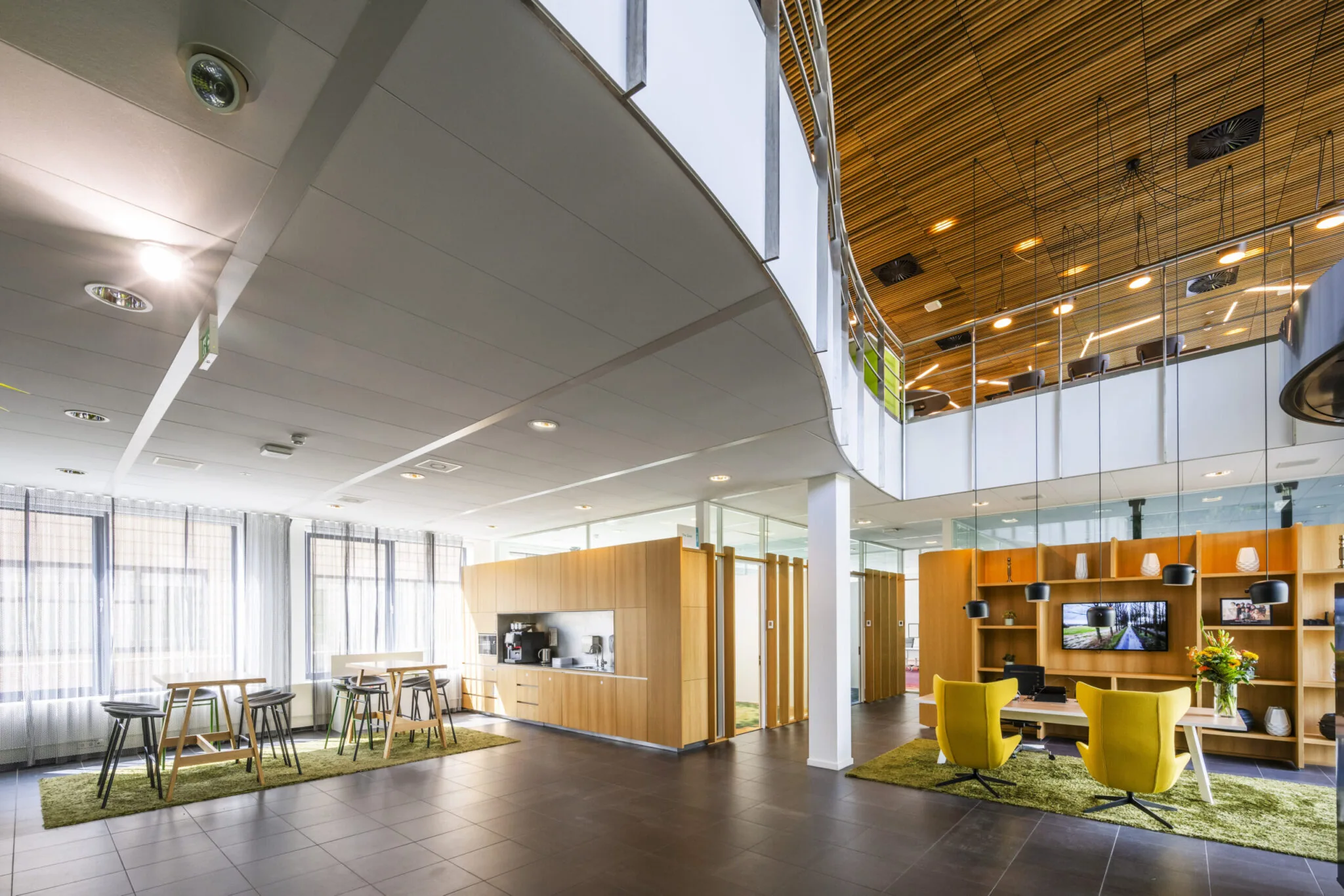 Moderne kantoorruimte aan de Boeing Avenue met zithoeken, houten afwerking en veel daglicht.