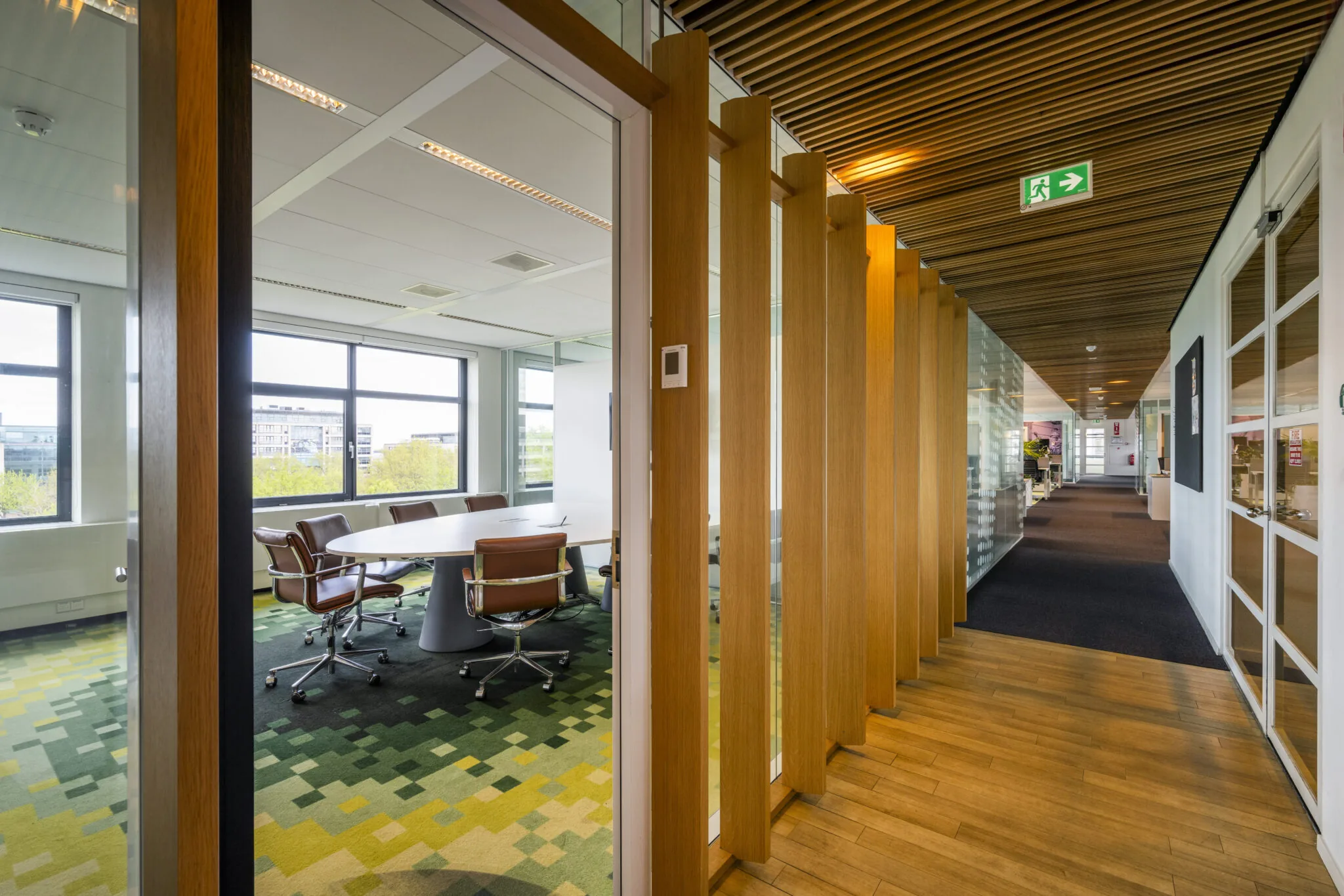Moderne kantoorruimte aan de Boeingavenue met vergaderruimte en houten interieuraccenten.