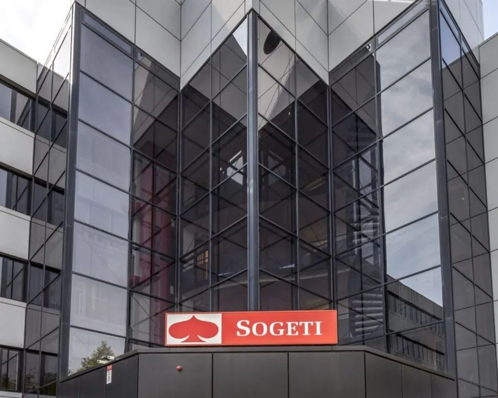 Vooraanzicht van een modern kantoorgebouw met het rode logo en de naam van Sogeti op de gevel.