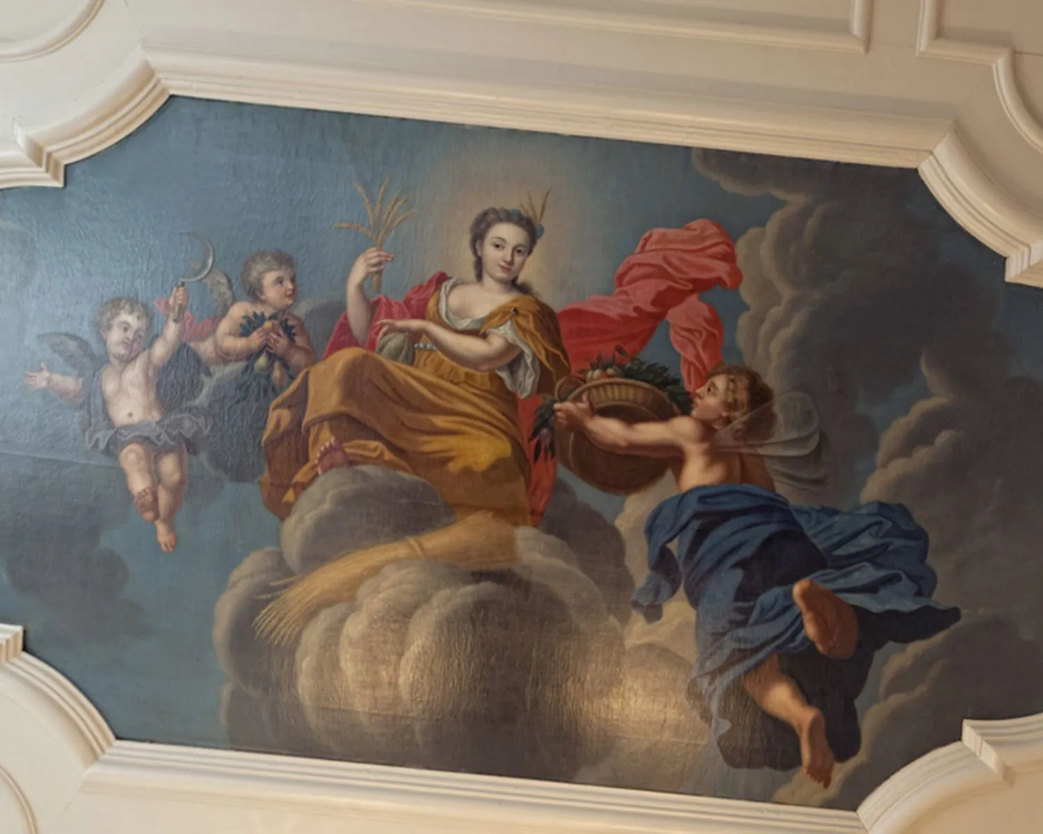Plafondschildering met een vrouw op een wolk, omringd door engelen die oogstsymbolen dragen.