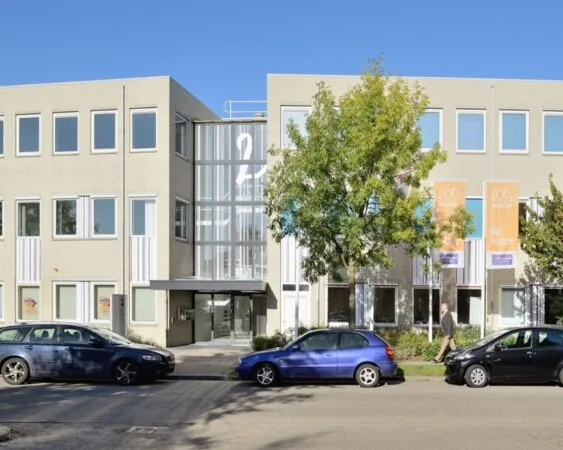 Modern kantoorgebouw met Merin-banners en te huur-borden, gelegen aan een straat met geparkeerde auto's.