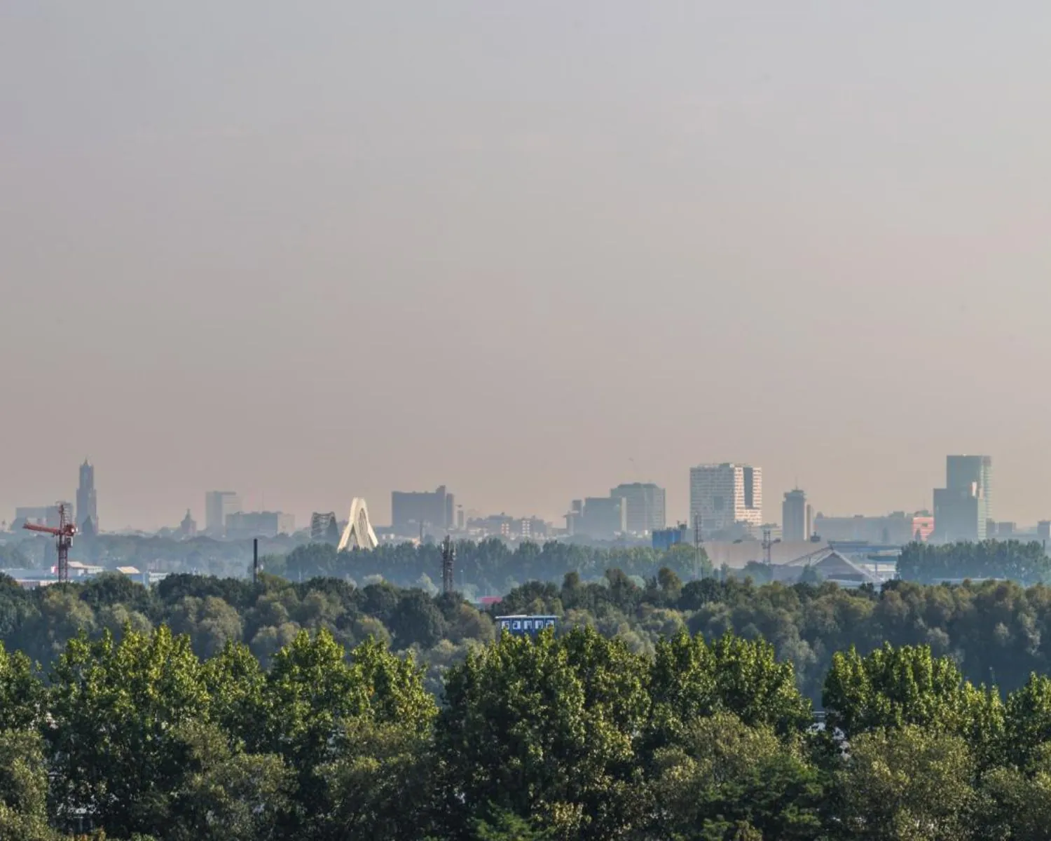 Panoramisch uitzicht op de skyline van Utrecht met de iconische Prins Clausbrug en de Domtoren op de achtergrond.