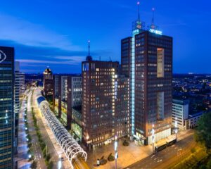 Avondzicht op het WTC-gebouw en omliggende hoge kantoorgebouwen in het centrum van Den Haag.