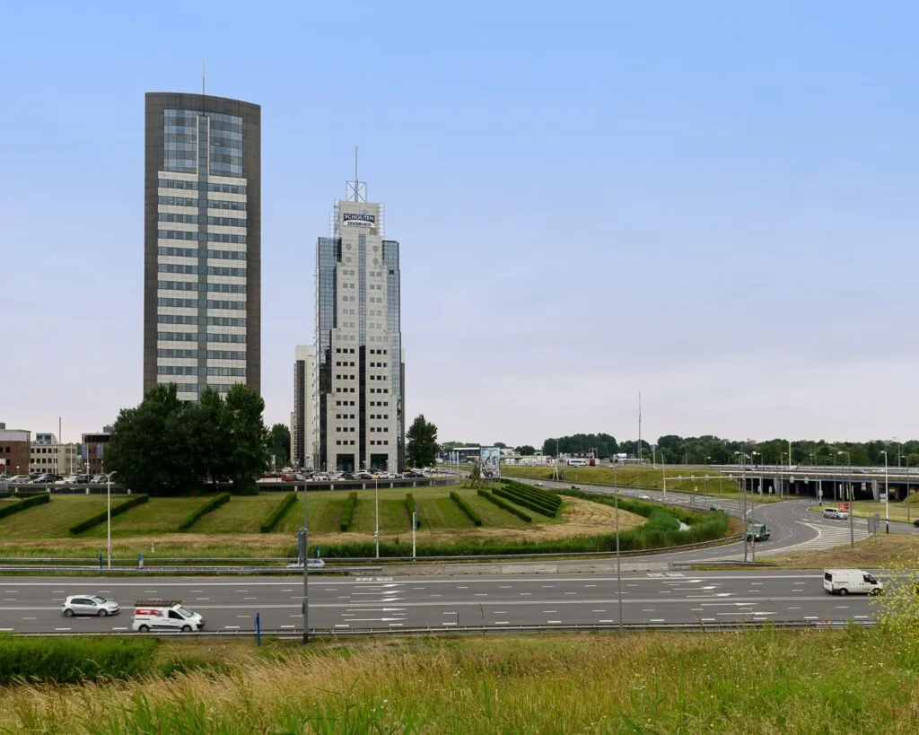 Twee hoge kantoorgebouwen bij het Stadskantoor en de Croeselaan in Utrecht, gezien vanaf de snelweg.