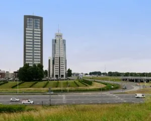 Twee hoge kantoorgebouwen bij het Stadskantoor en de Croeselaan in Utrecht, gezien vanaf de snelweg.