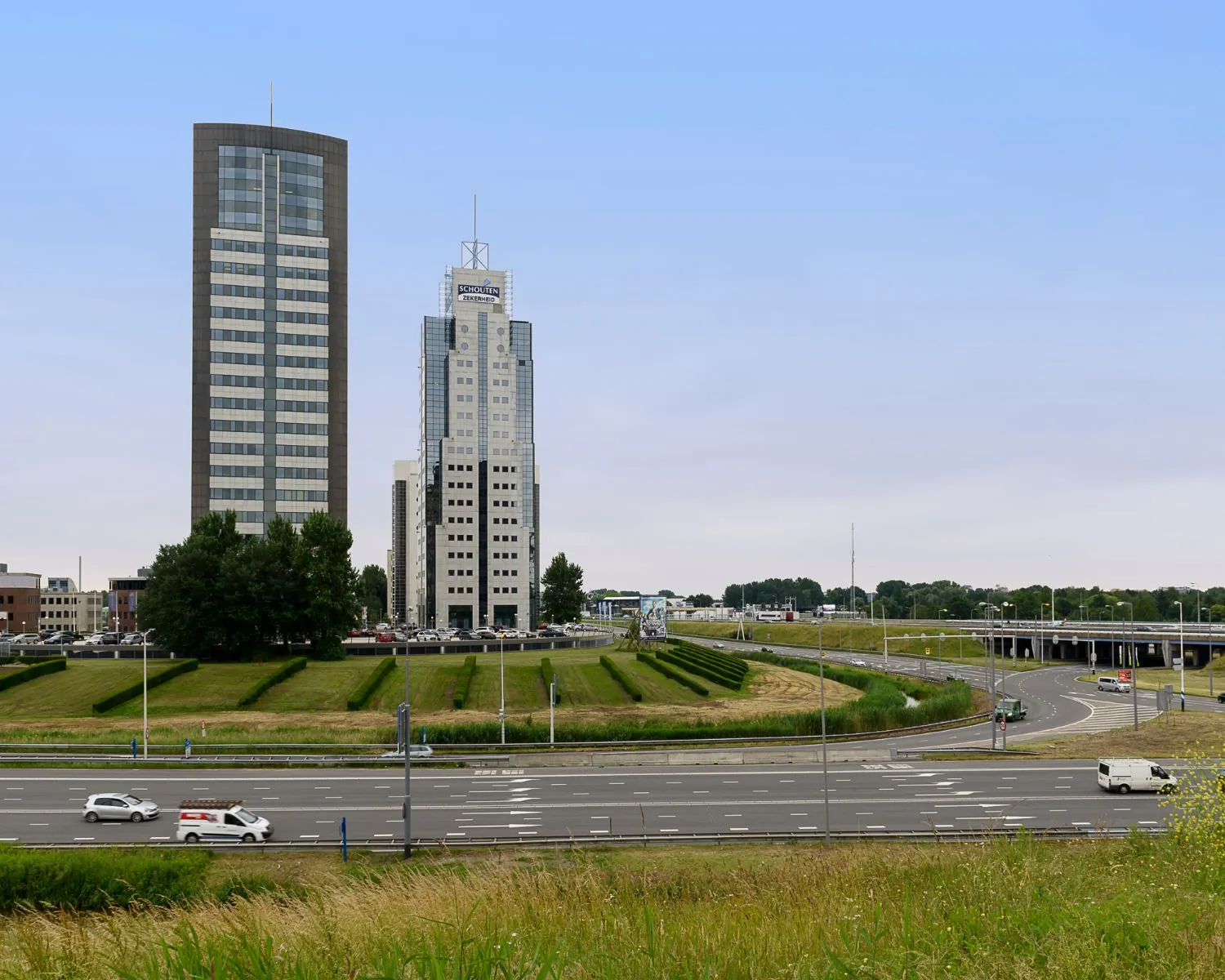 Twee hoge kantoorgebouwen bij het Stadskantoor en de Croeselaan in Utrecht, gezien vanaf de snelweg.