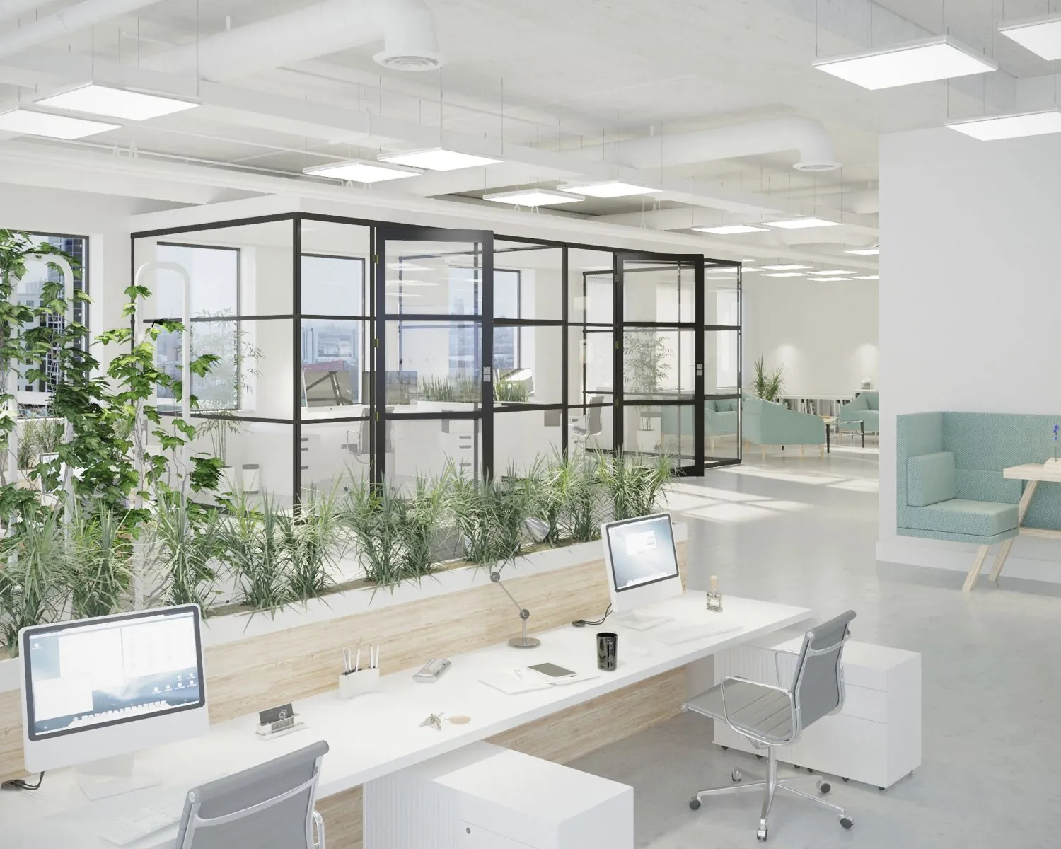 Moderne, open kantoorruimte met glazen vergaderruimtes, werkplekken en veel groen.