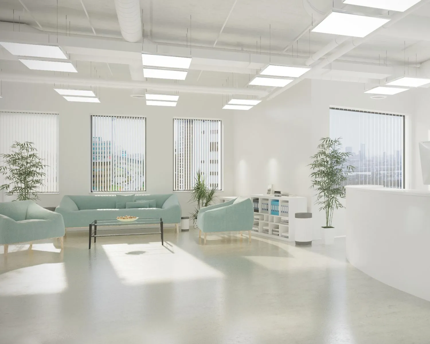 Moderne, lichte wachtruimte met mintgroene stoelen, grote ramen en kamerplanten.