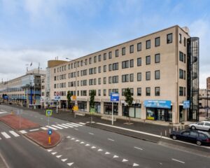 Kantoorpand aan een brede straat met meerdere bedrijven op de begane grond, waaronder Direct Freight Services.