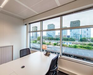 Modern kantoor met uitzicht op de Zuidas in Amsterdam.