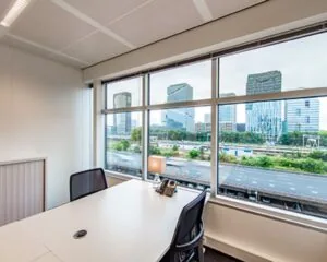 Modern kantoor met uitzicht op de Zuidas in Amsterdam.