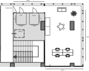 Plattegrond van een interieur met toilet, douche, lift, keuken, zitgedeelte en werkruimte.