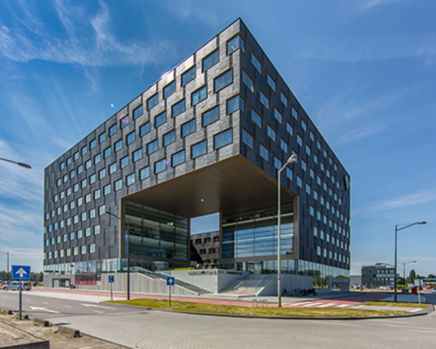 Modern zwart gebouw met een groot open midden, genaamd Stadhuis Almere.
