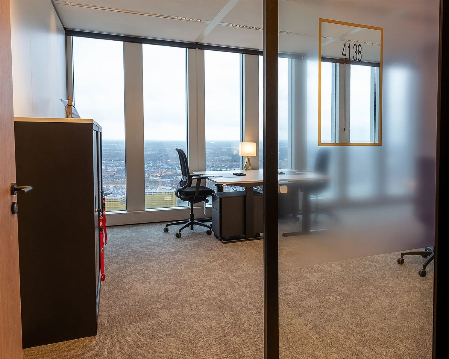 Modern ingericht hoekkantoor met grote ramen en uitzicht over de stad, kamer 41.38.