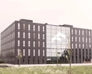 Modern kantoorgebouw van Frame Offices met een strakke, donkere gevel en veel glas.