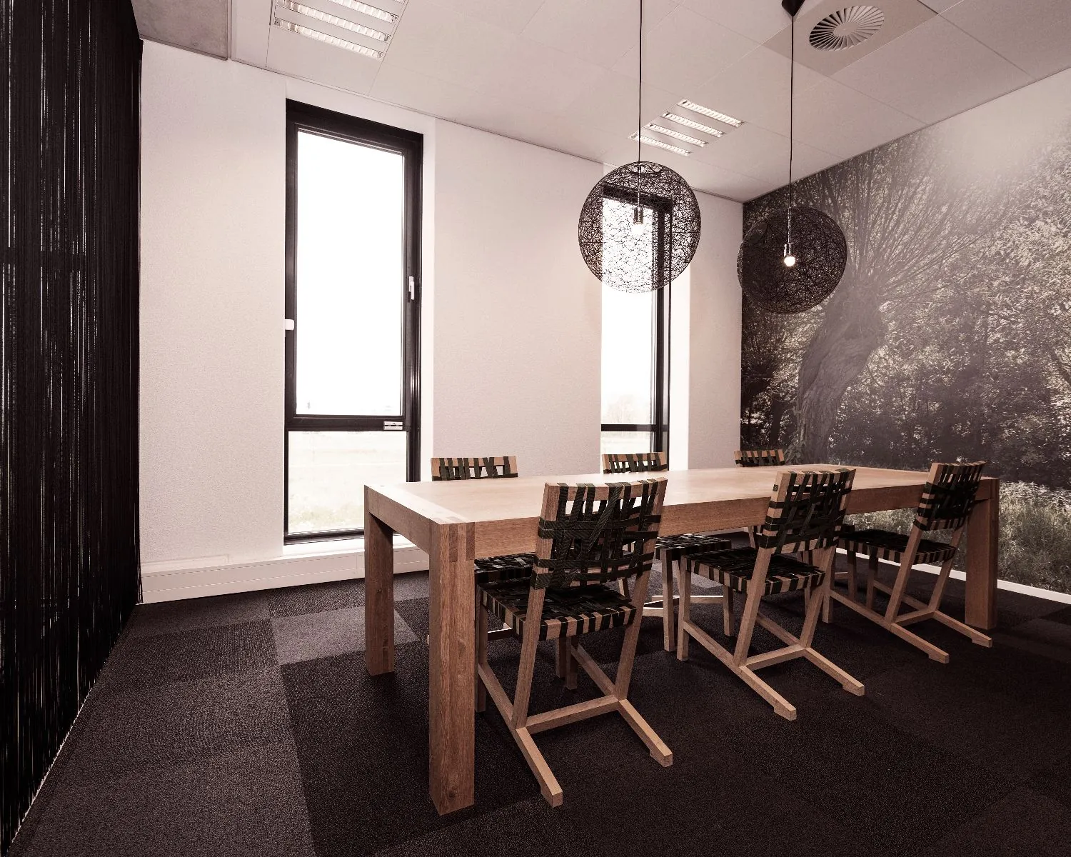 Vergaderruimte met houten tafel, zes stoelen, moderne hanglampen en een natuurfoto als muurdecoratie.