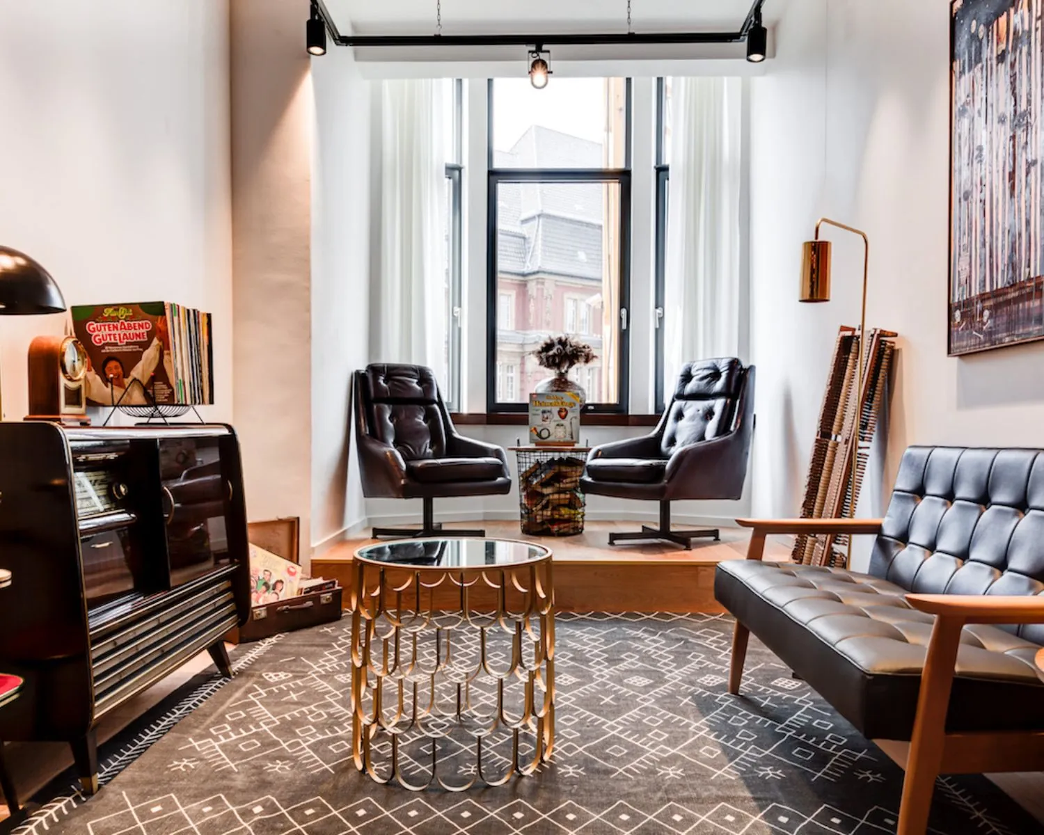 Stijlvol ingerichte retro woonkamer met vintage meubels, een platencollectie en moderne accenten.