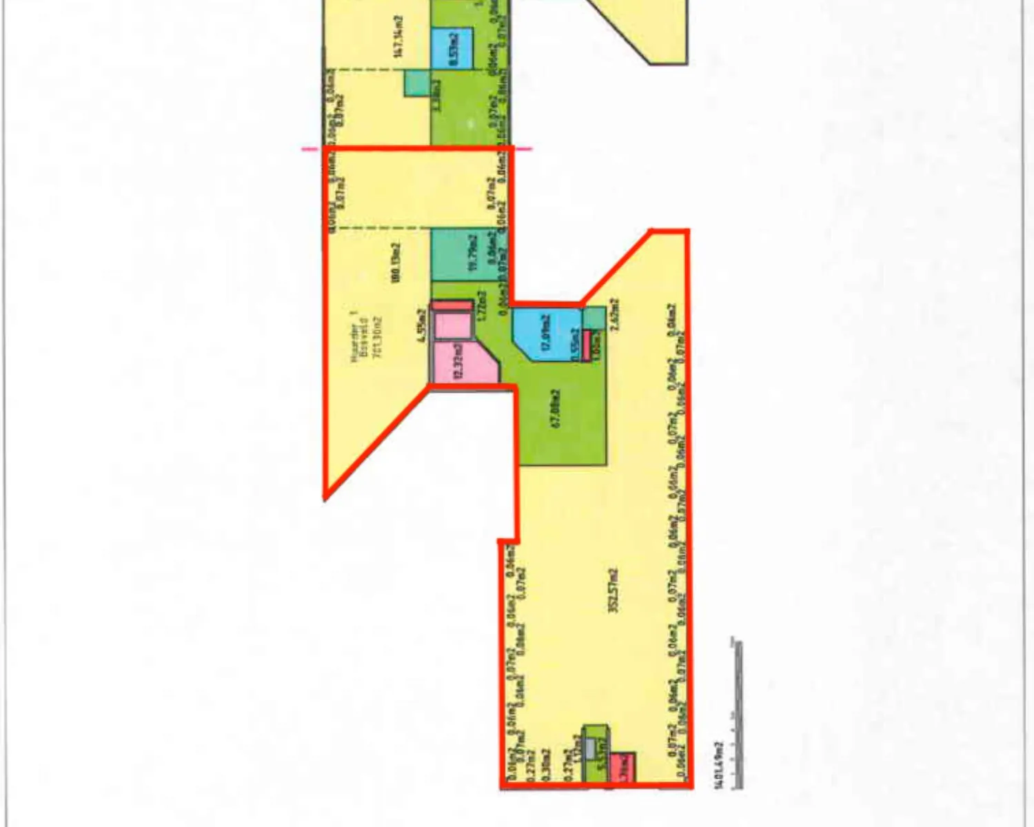 Plattegrond van een gebouwverdieping met gekleurde ruimtes en omlijning in rood.