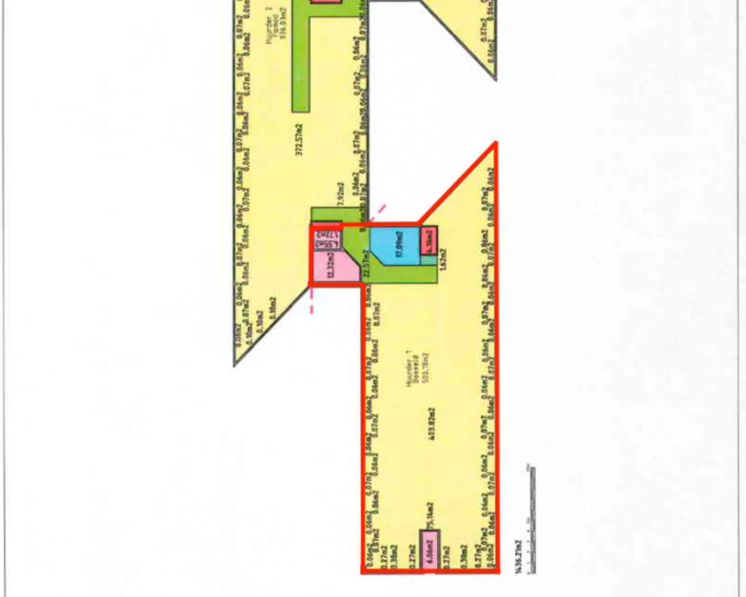 Plattegrond met ingekleurde ruimtes en perceelgrenzen, waaronder een rood omlijnd gebied en gemarkeerde zones zoals retail, pantry en lift.