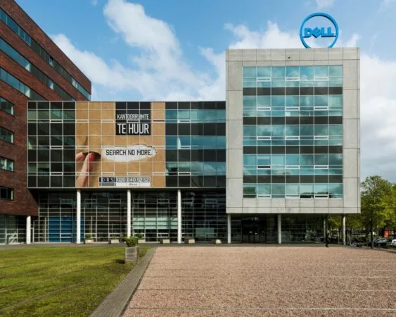 Kantoorgebouw met een groot "Te Huur" bord op de gevel en het Dell-logo op het dak.