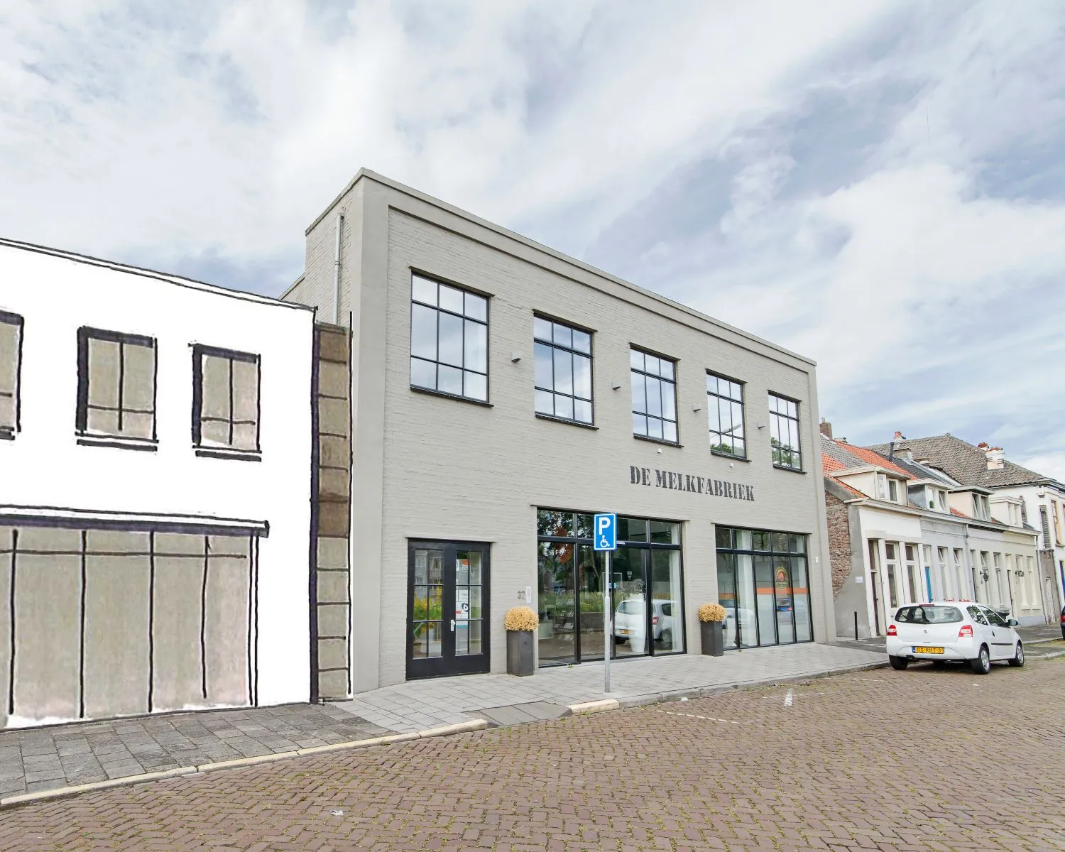 Vooraanzicht van het gebouw "De Melkfabriek" met grote ramen en een gehandicaptenparkeerplaats ervoor.