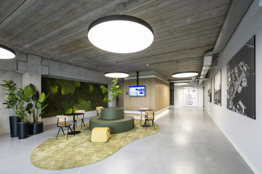 Moderne en stijlvol ingerichte ontvangstruimte aan de Danzigerkade met groene wand, zitgedeelte en wandkunst.