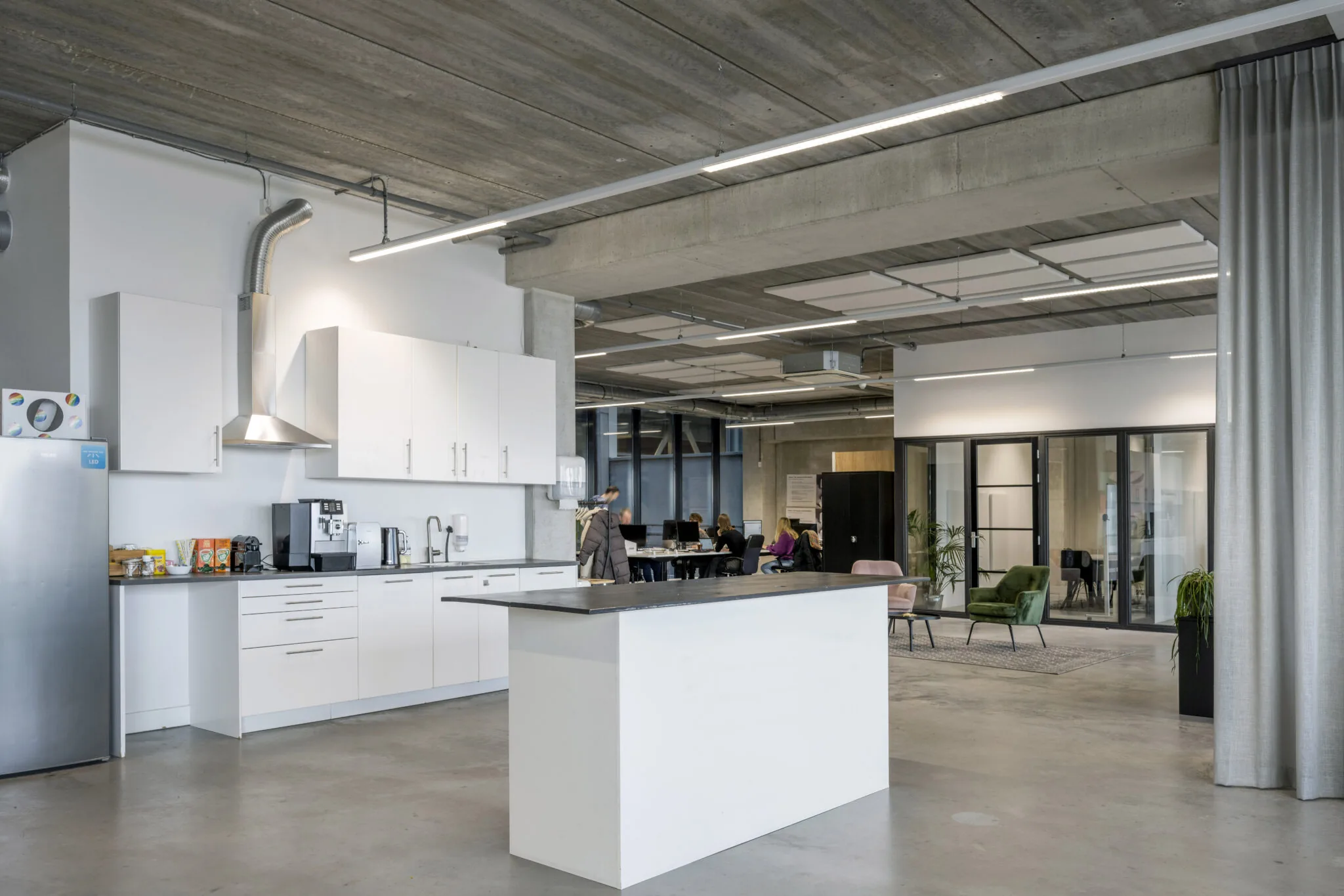 Moderne kantoorruimte aan de Danzigerkade met open keuken en gezamenlijke werkplek.