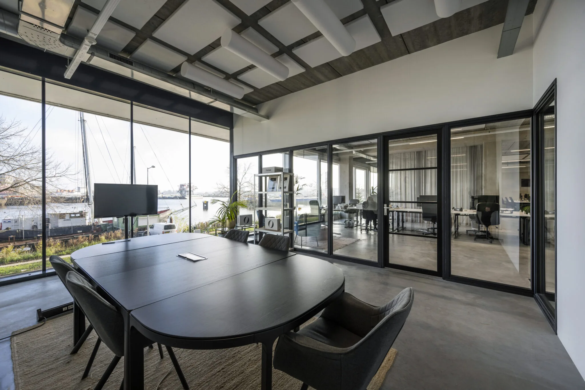 Vergaderruimte met uitzicht op het water aan de Danzigerkade, ontworpen door Paul Starink.