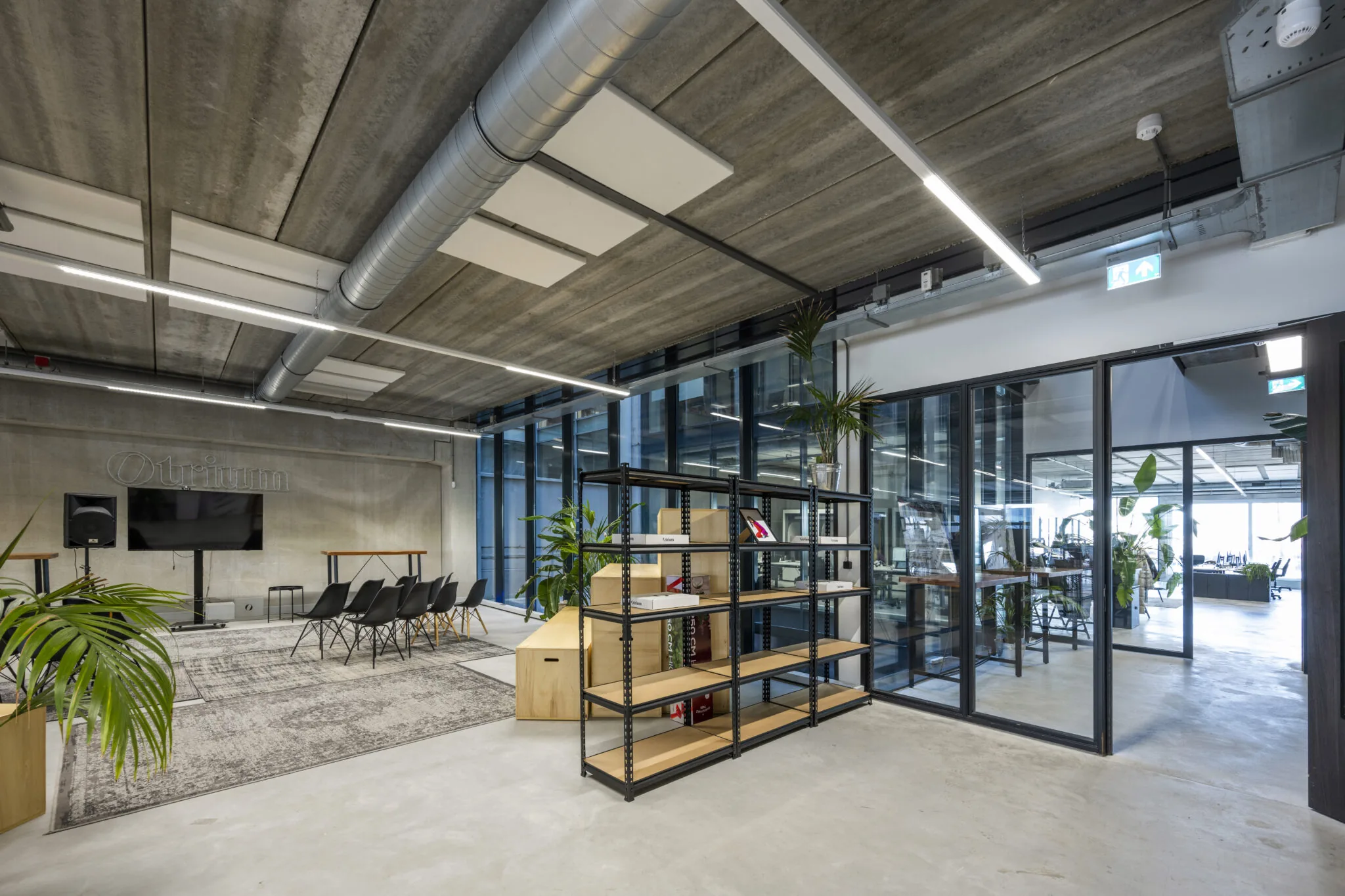 Moderne kantoorruimte aan de Danzigerkade met industriële uitstraling, vergaderruimte en open werkplekken.