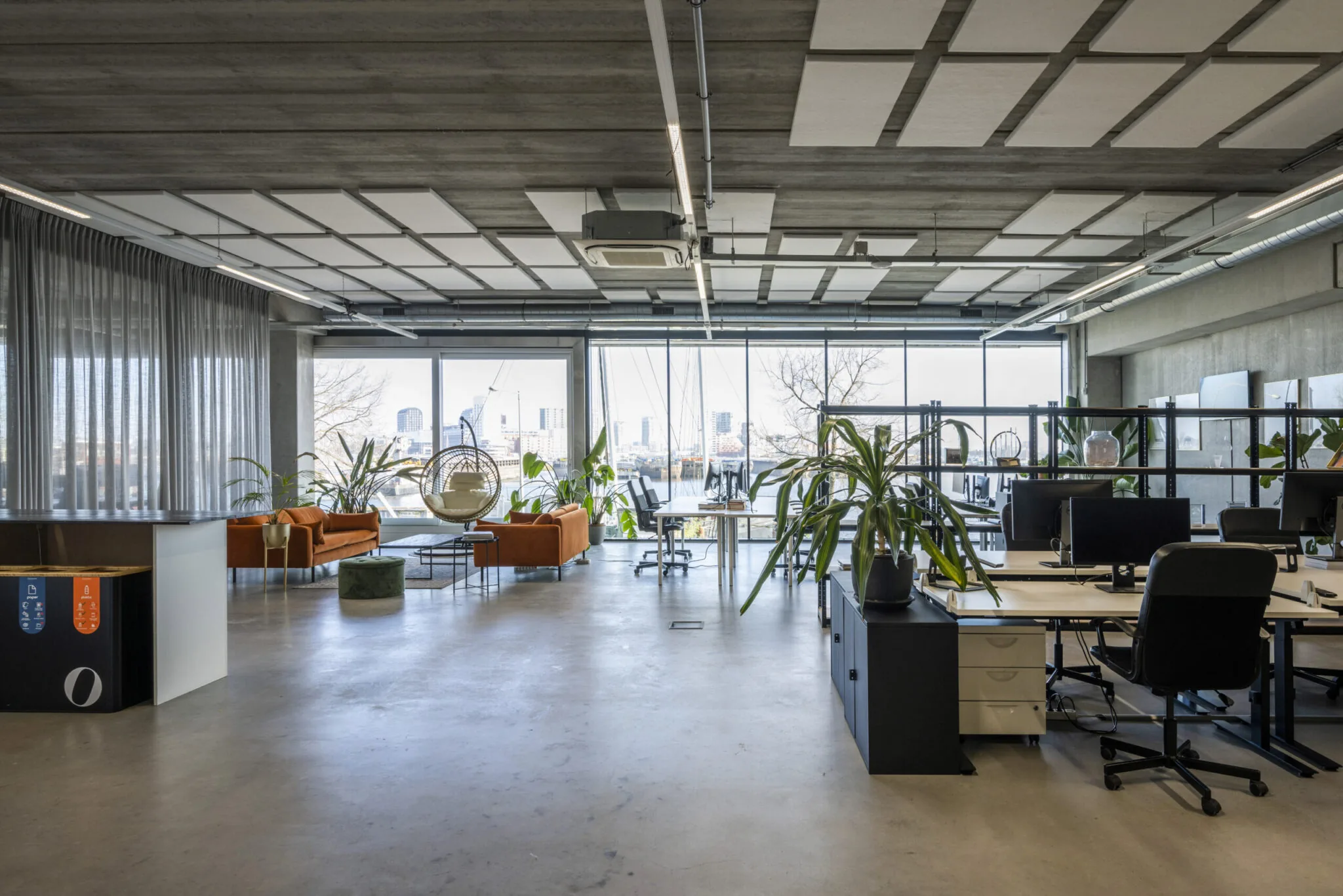 Modern kantoorinterieur aan de Danzigerkade met open werkplekken, zithoek en veel daglicht.