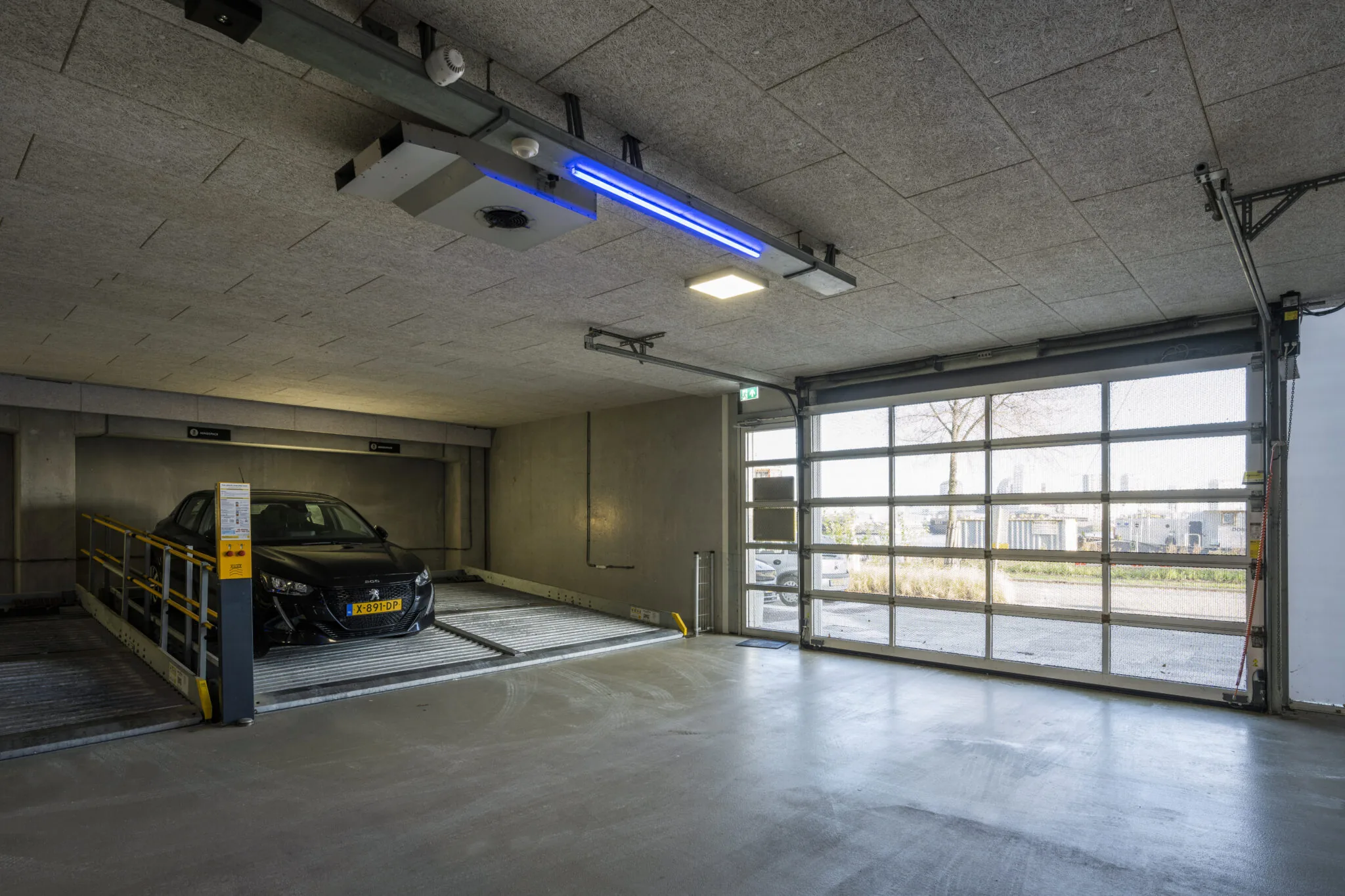 Ondergrondse parkeergarage aan de Danzigerkade met een geparkeerde auto op een automatisch parkeersysteem.