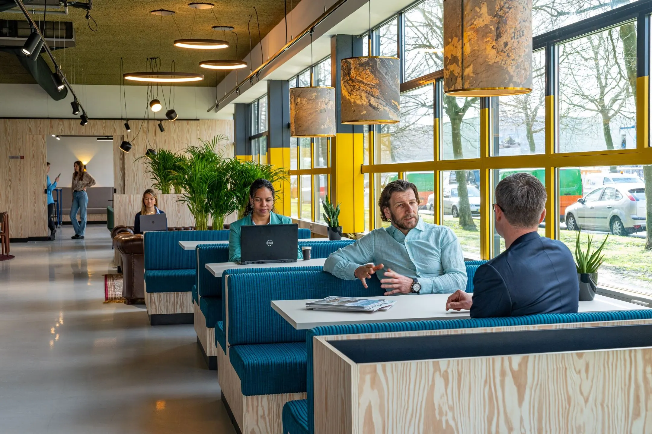 Mensen werken en overleggen in een modern ingericht kantoor aan de Disketteweg.