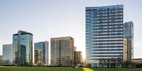 Zicht op moderne kantoorgebouwen, waaronder het opvallende Entree 201-gebouw, in het zakendistrict van Amsterdam-Zuidoost.