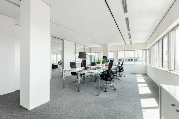 Licht en modern kantoorinterieur met werkplekken aan de Herengracht 204.