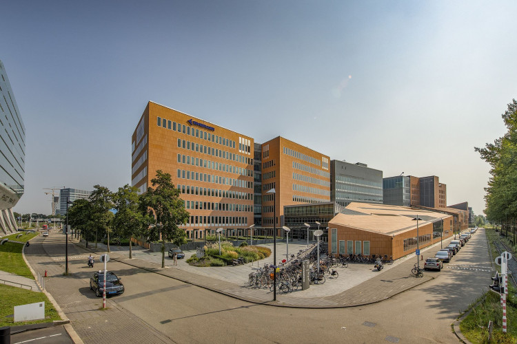 Een modern kantoorgebouw aan de Jachthavenweg 109 met een fietsenstalling op de voorgrond.
