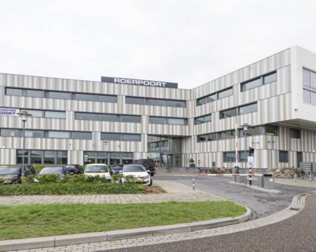 Modern kantoorgebouw Roerpoort met parkeergelegenheid aan de voorkant, gelegen boven de Wolfskuil.