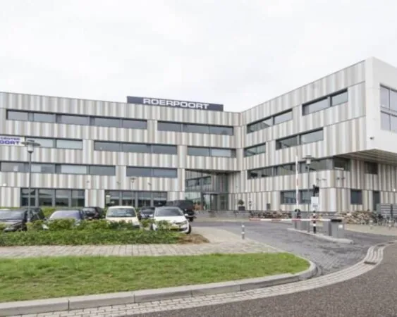 Modern kantoorgebouw Roerpoort met parkeergelegenheid aan de voorkant, gelegen boven de Wolfskuil.