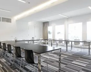 Moderne, lichte kantoorruimte te huur boven de Wolfskuil met vergadertafels en strak interieur.